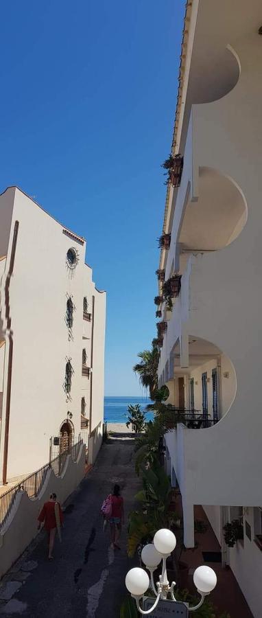 Appartamento I Puritani On The Beach جيارديني ناكسوس المظهر الخارجي الصورة