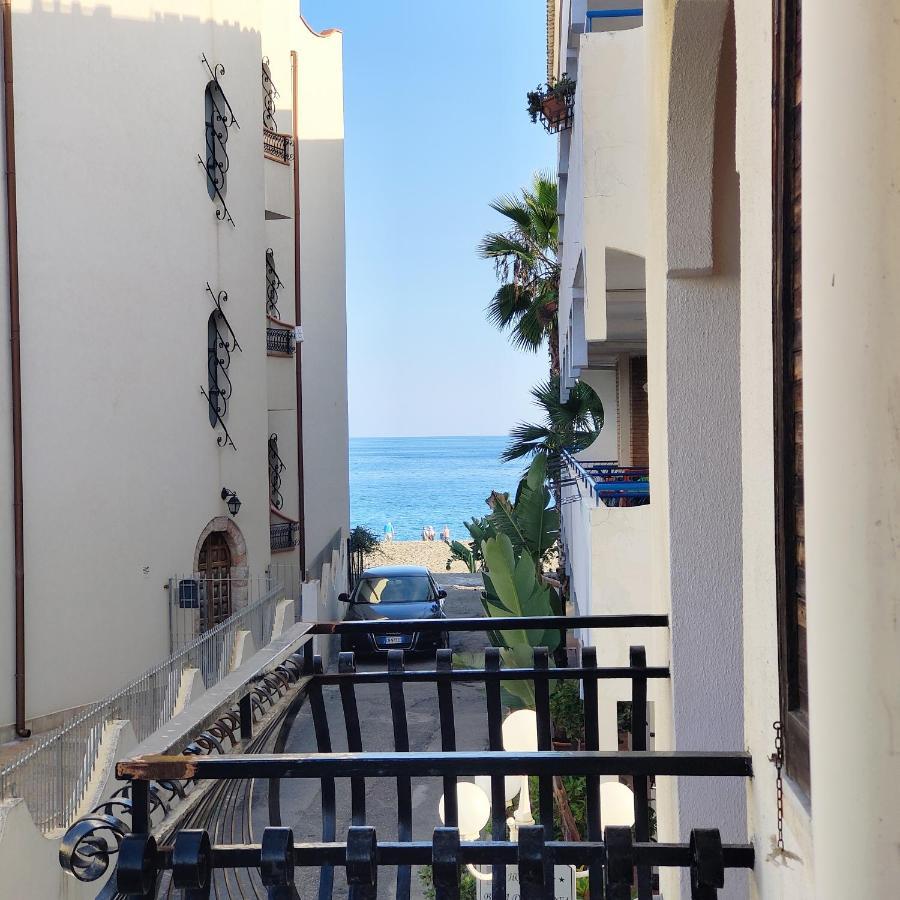 Appartamento I Puritani On The Beach جيارديني ناكسوس المظهر الخارجي الصورة