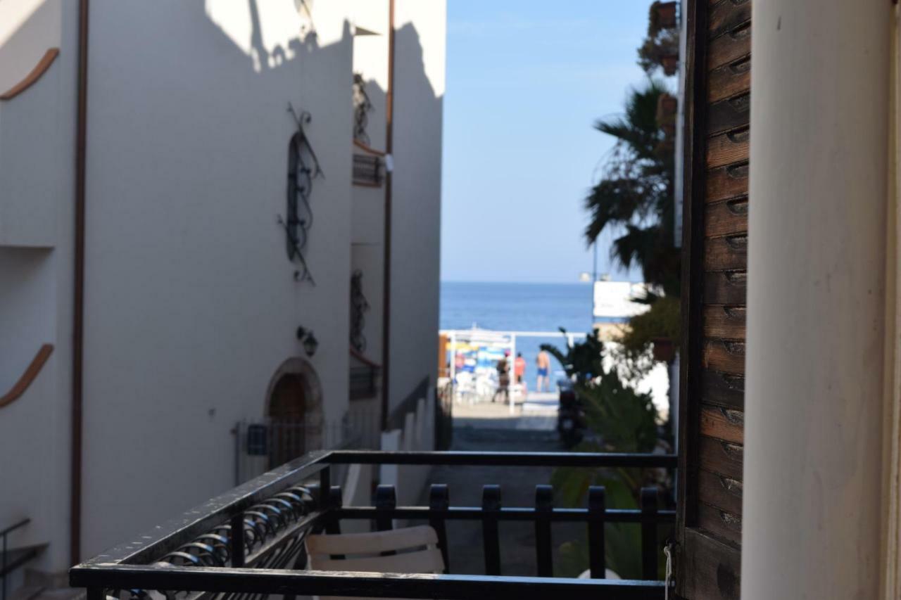 Appartamento I Puritani On The Beach جيارديني ناكسوس المظهر الخارجي الصورة